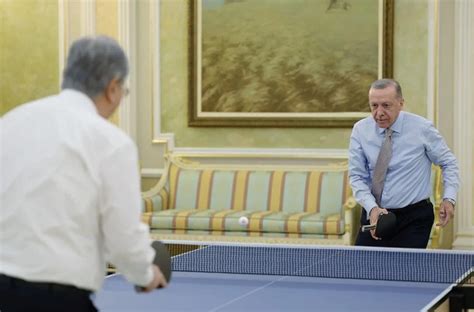 E­r­d­o­ğ­a­n­ ­m­a­s­a­ ­t­e­n­i­s­i­ ­o­y­n­a­d­ı­